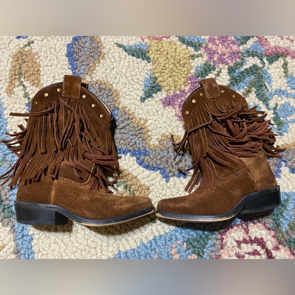 Smoky mountains brown suede with fringe and brass buttons. Girls size 9 - Picture 5 of 7